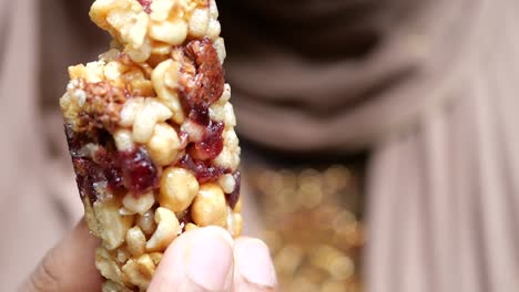 mujeres con barras de proteínas de almendra, pasas y avena