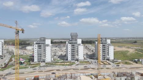 Edificios-Del-Nuevo-Barrio-Con-Grúas-En-El-Distrito-Sur-De-La-Ciudad-Netivot