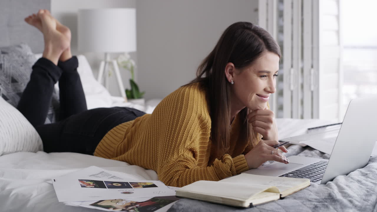 una mujer joven usando una computadora portátil