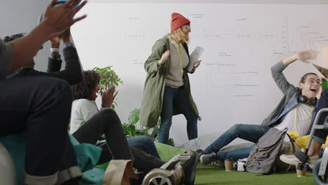 joven grupo de estudiantes de negocios celebrando líder del equipo caucásico mujer bailando gracioso disfrutando de la victoria danza amigos celebran el trabajo en equipo exitoso en feliz presentación de oficina diversa