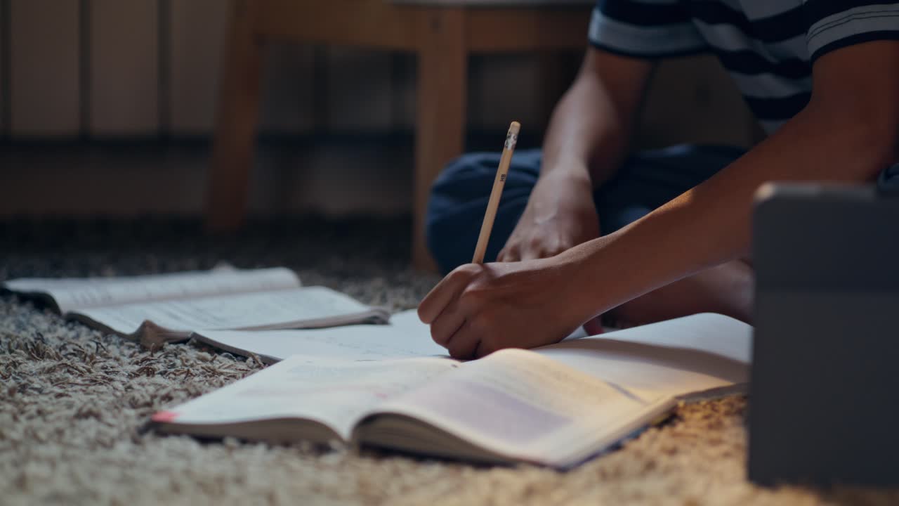 estudiante que estudia en el hogar
