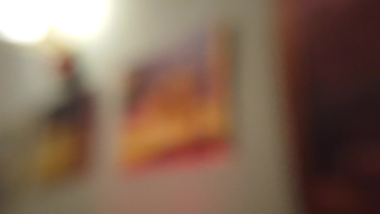 Dipinti dell'artista raffiguranti una collina su una parete. Sfocato.