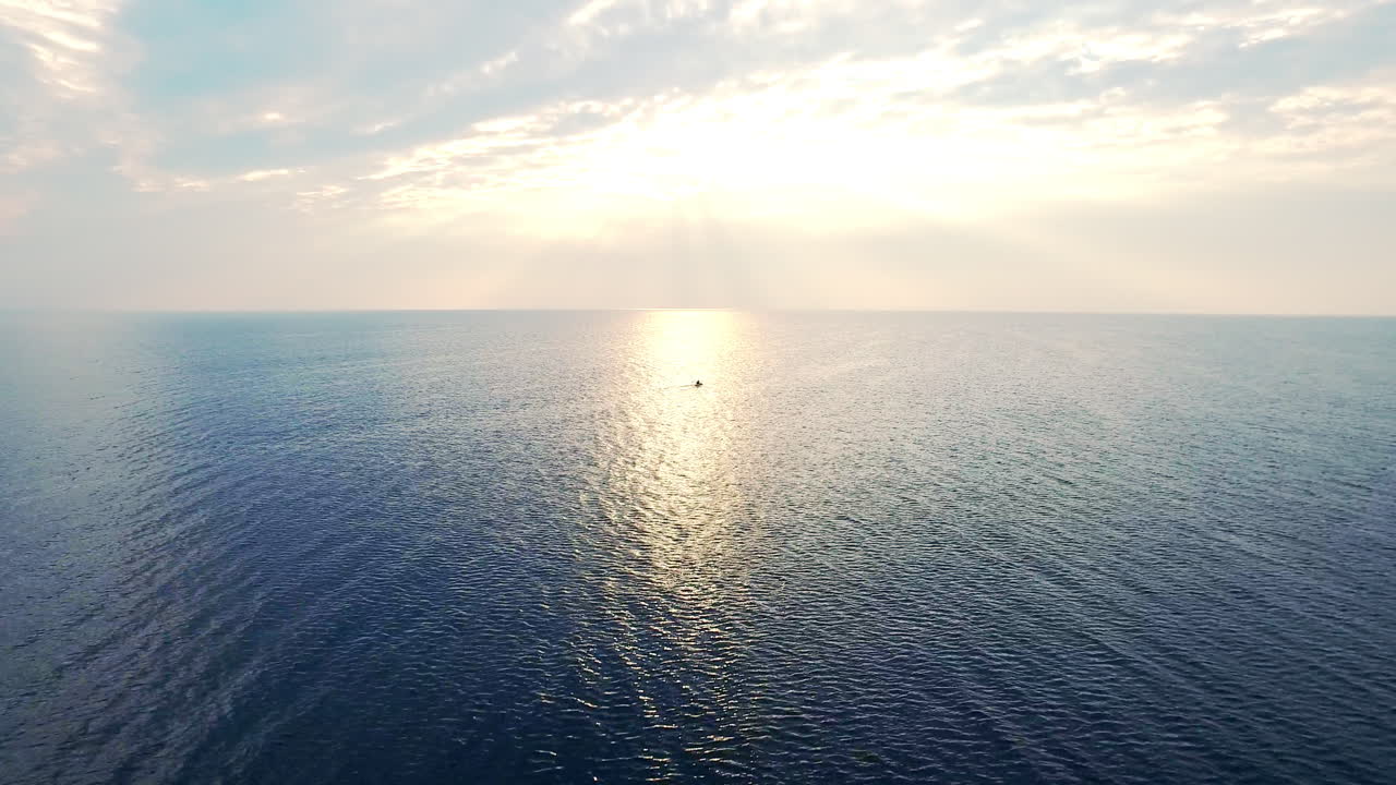 해가 지는 풍경 에서 바다 에서 카야크 를 타고 있는 남자 들