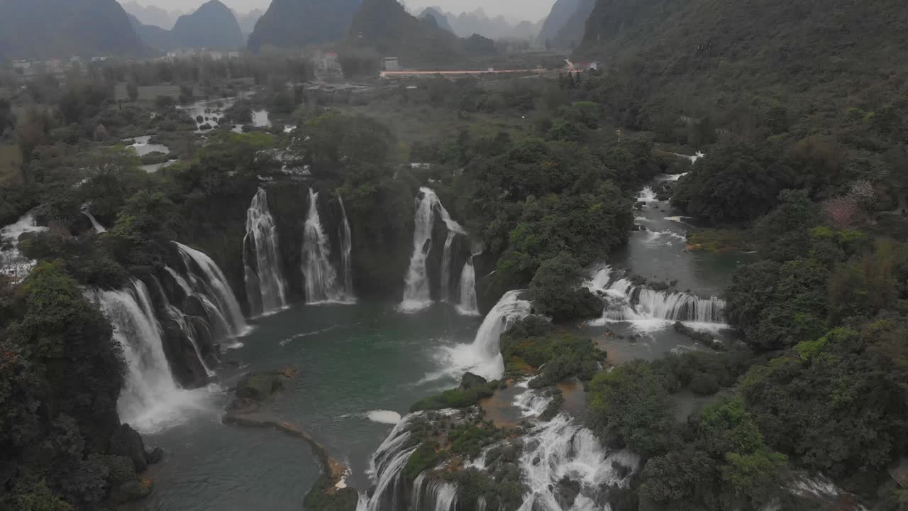 volando sobre la cascada de ban jock en cao bang, vietnam, desde el aire