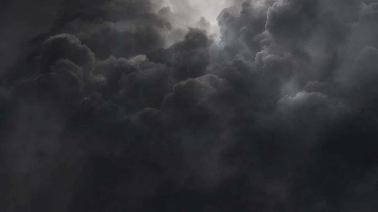 어두운 sk에서 눈에 띄는 번개 볼트의 4k 보기