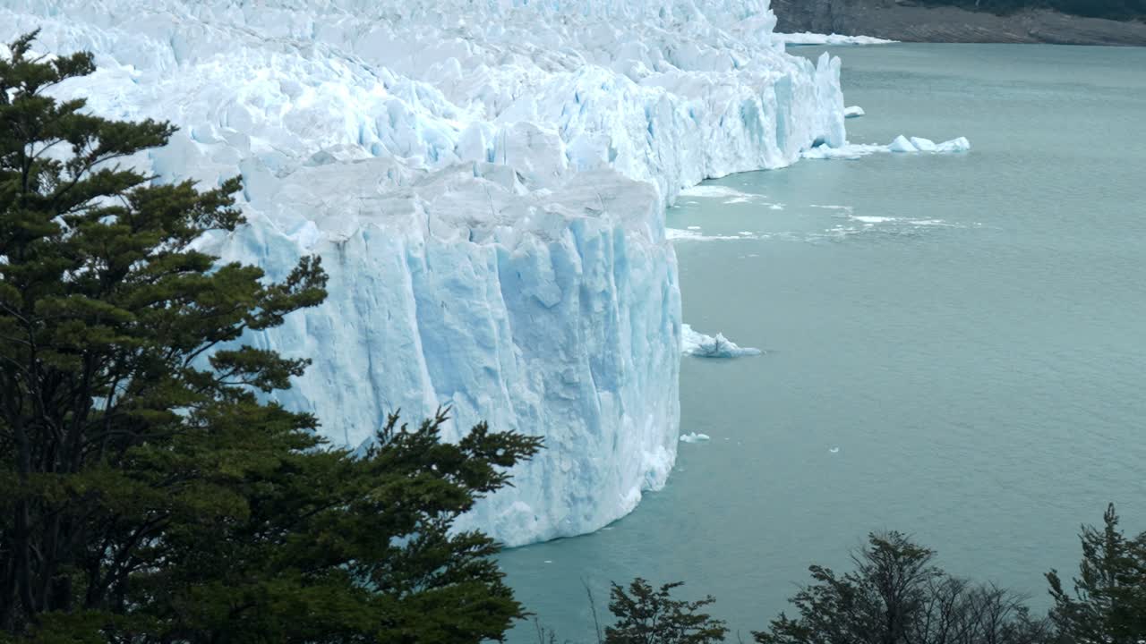 Filmato del ghiacciaio Perito Moreno, il ghiacciaio più iconico del mondo