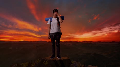 viajero cansado en la cumbre de la montaña al atardecer