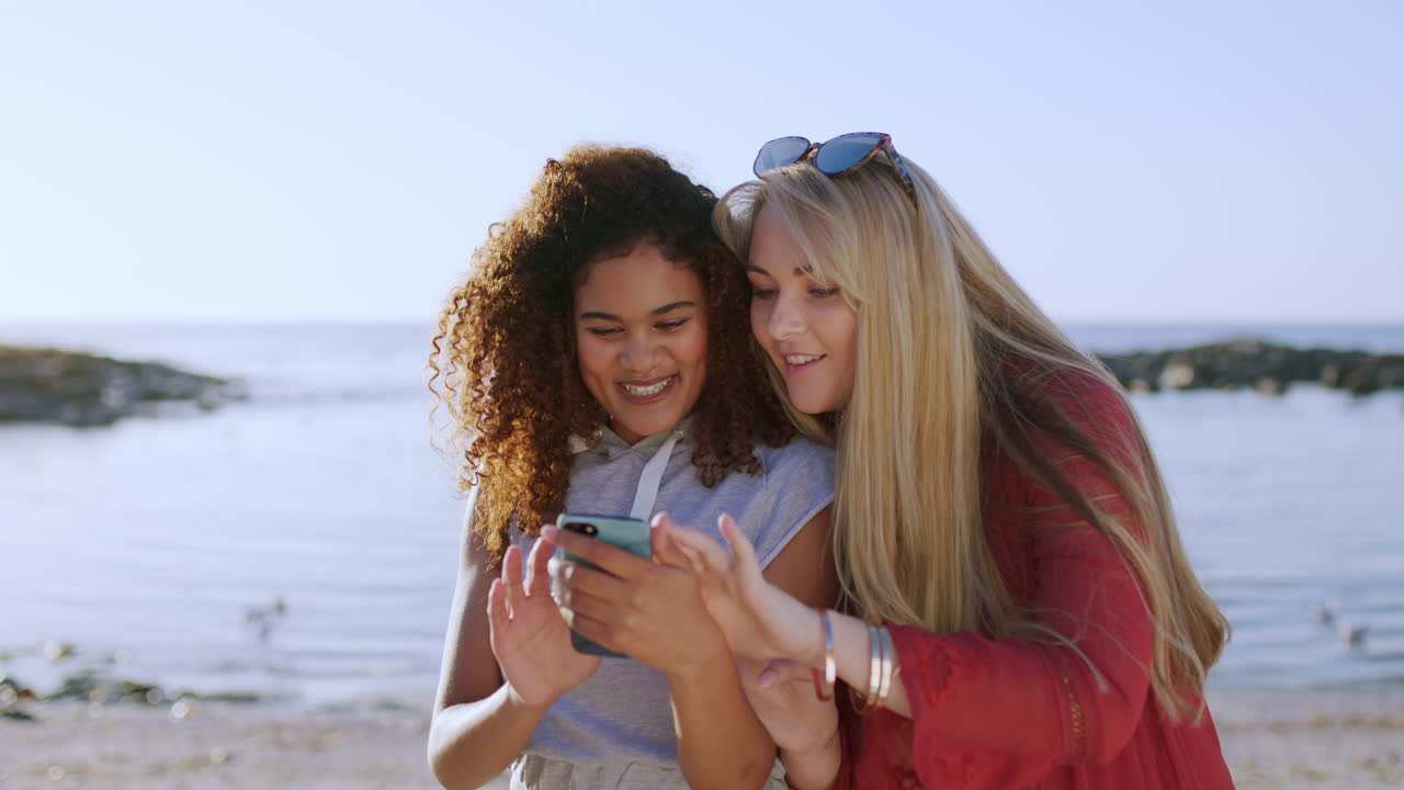 amigos, chismes de noticias o reír con el teléfono