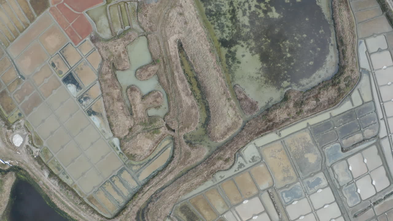 punto de vista aéreo de aviones no tripulados de los marais salants de guerande o pantanos salados de guerande