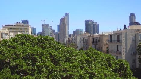 ciudad de negocios con mucho tráfico y rascacielos