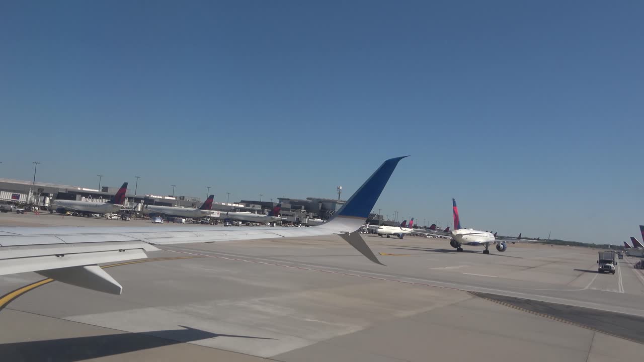 avión gravando sobre asfalto antes de despegar