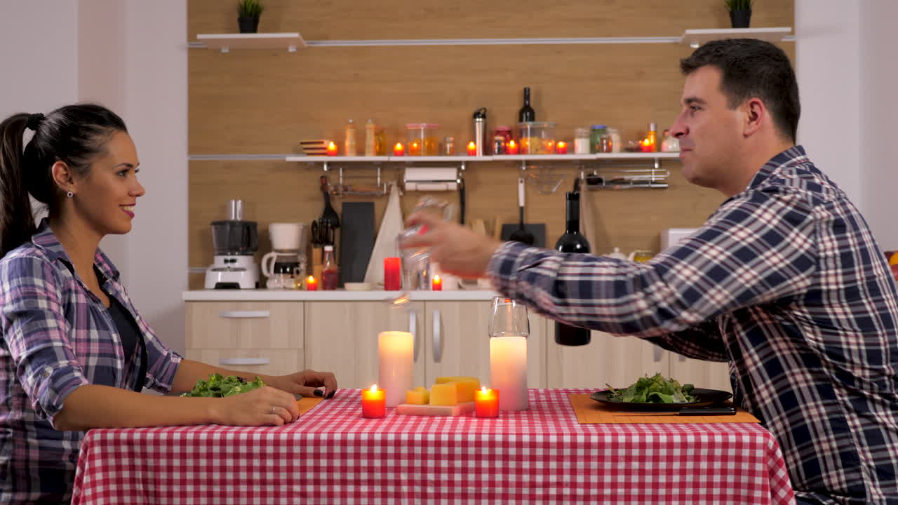 una pareja disfrutando de una cena romántica.