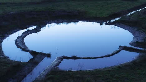 vista cinematográfica de pájaros volando de una manera extraña alrededor de la captación de agua abstracta
