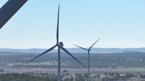 Cerrar-Drone-Volando-En-Turbinas-Eólicas-Con-Vistas-Al-Campo-Australiano,-Teleobjetivo-4k