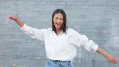 mujer bailando al aire libre