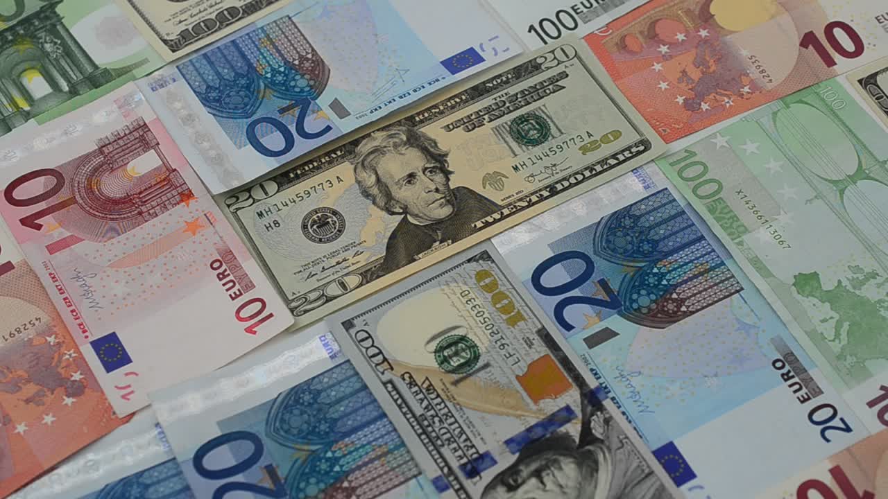 Banknoty euro i dolarów. Zdjęcia w ruchu.