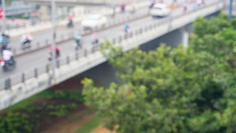 Regentropfen-Mit-Verschwommenem-Verkehr-Auf-Dem-Brückenhintergrund