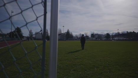 Silhouette-Eines-Mannes,-Der-Hampelmänner-Macht-–-Starker-Athletischer,-Muskulöser-Schwarzer-Mann,-Fitnesstraining-Im-Freien,-Vorbereitung-In-4k