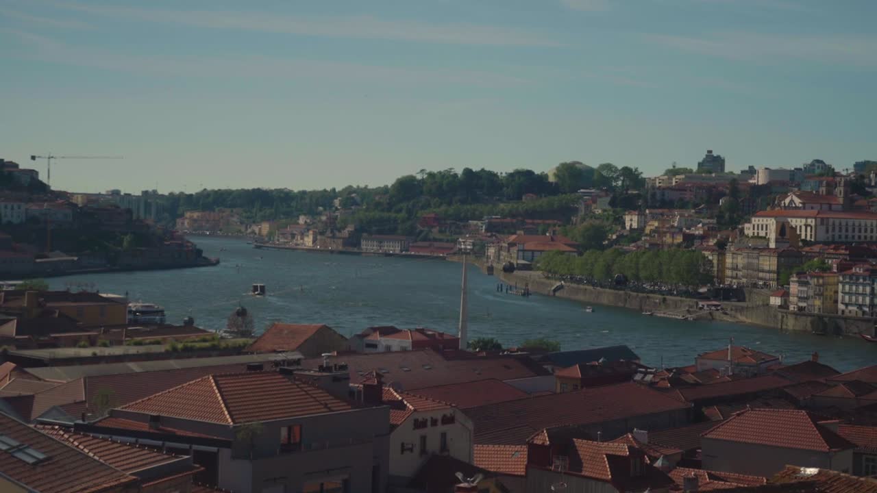 Fiume Douro a Porto, Portogallo, filmato a mezzogiorno con cieli azzurri e luminosi in una giornata di sole con un obiettivo vintage