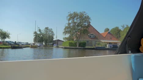 Im-Sommer-Mit-Einem-Boot-An-Einem-Monumentalen-Bauernhaus-Vorbeifahren