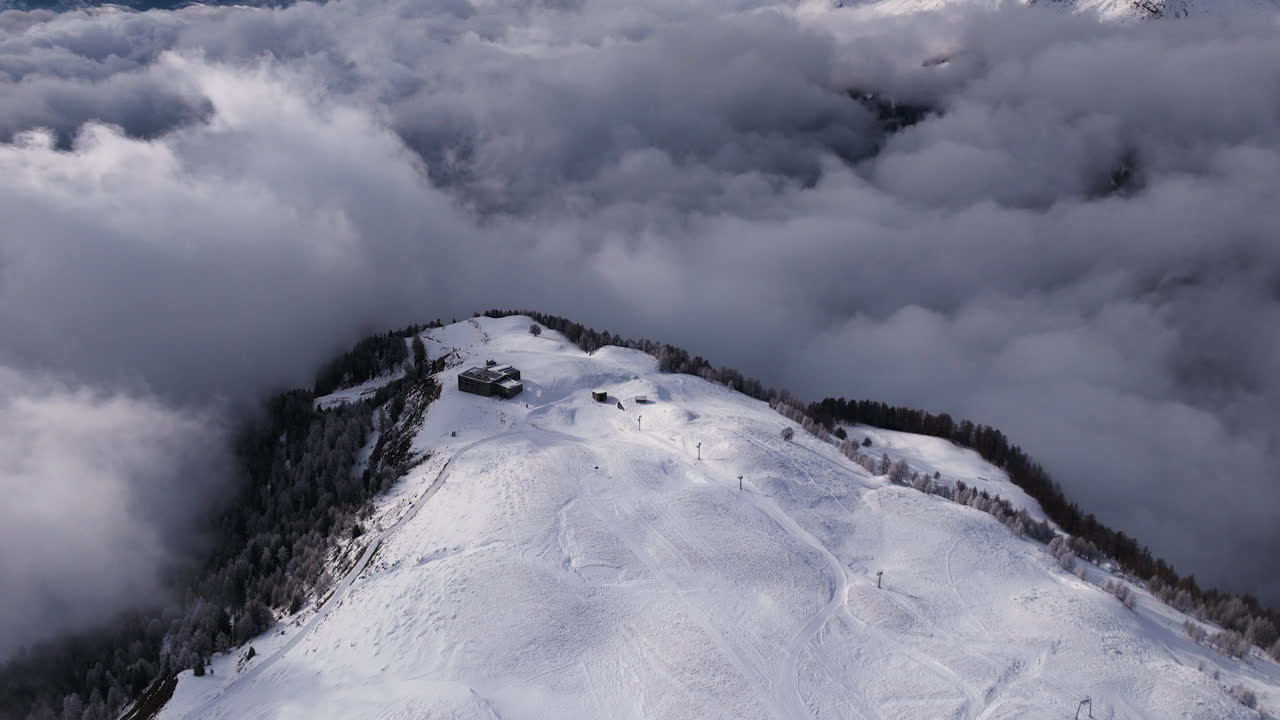 crans montana, valais의 마을을 통해 스위스에서 공중 촬영