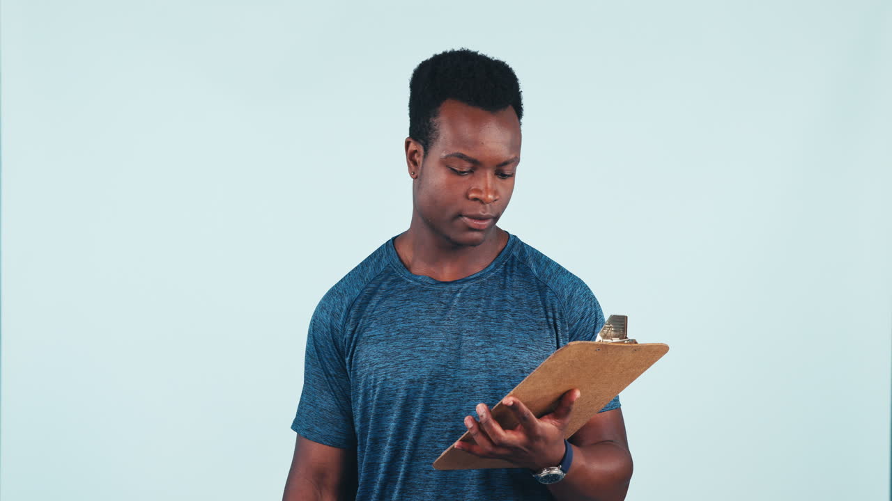 Clipboard, fitness og sort mand, der spænder muskler