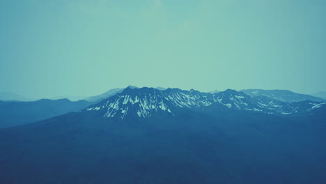 paisaje dramático de picos de las altas montañas del cáucaso y nieve blanca