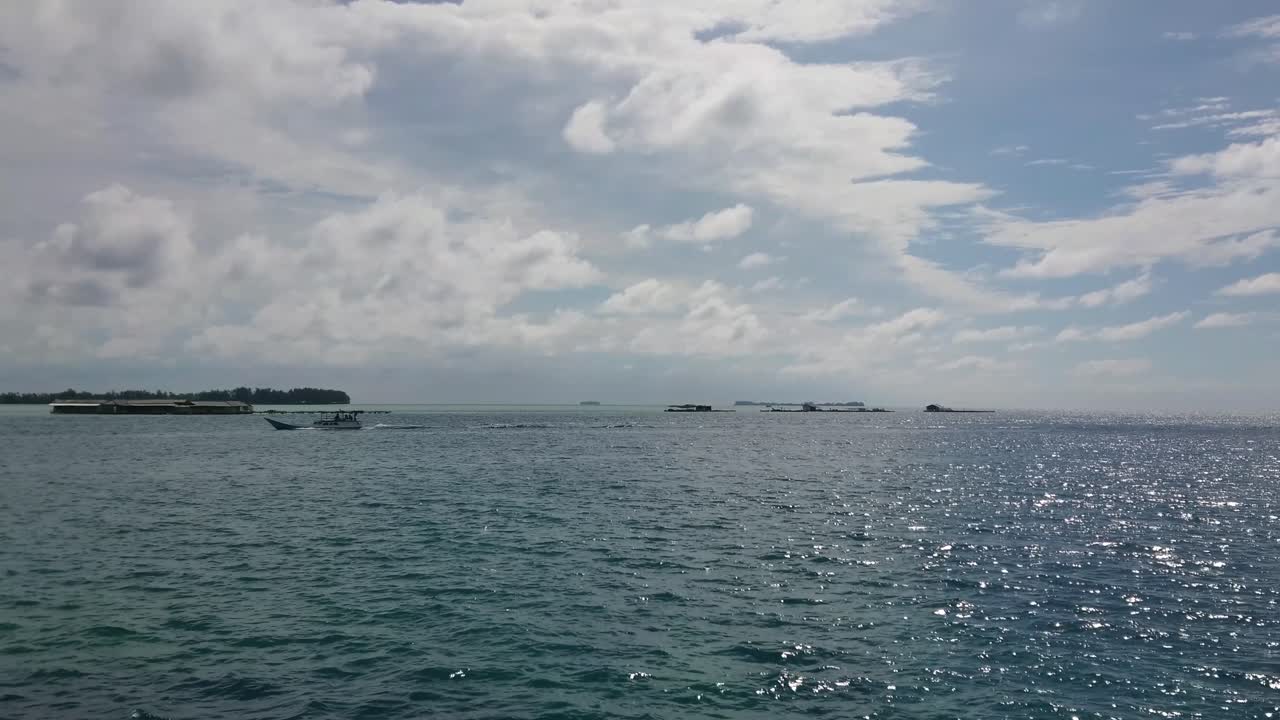 바다 물에 태양 반사와 함께 항해하는 보트