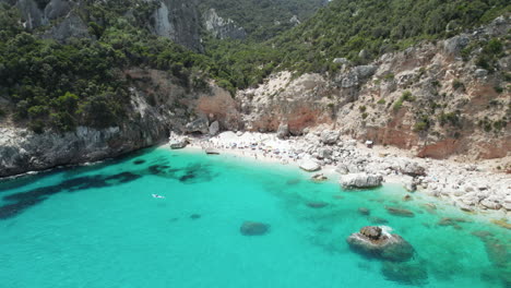 Video-Aéreo-De-Drones-De-La-Playa-Paraíso-Tropical-En-Verano-En-El-Mediterráneo,-Cala-Goloritzè,-Cerdeña,-Italia