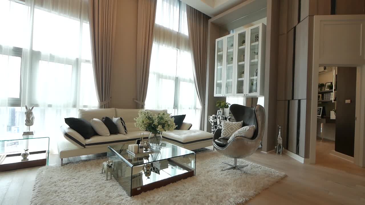 이중 볼륨 천장 장식이 있는 고급스러운 오픈 플랜