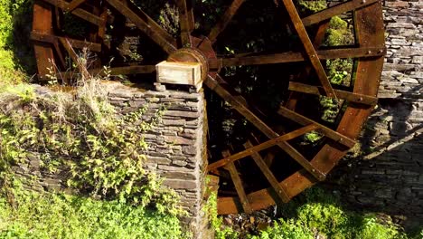 Altes-Großes-Wassermühlenrad-Dreht-Sich-Neben-Einer-Großen-Steinmauer