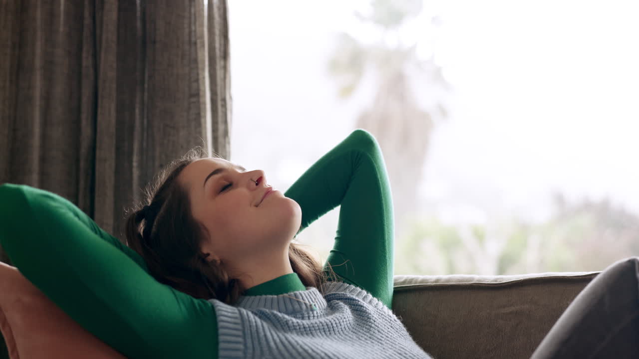 relajarse, dormir y una mujer con un teléfono