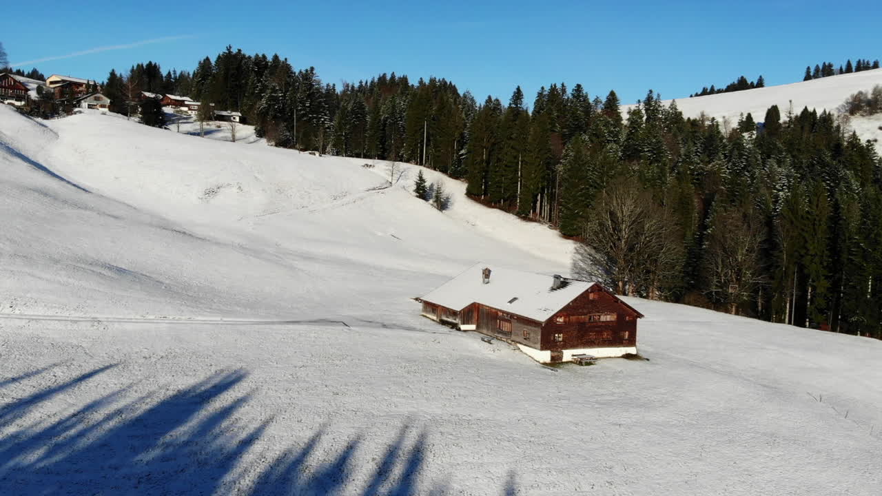 material de archivo real de una antigua casa de campo en schwarzenberg, bregenzerwald