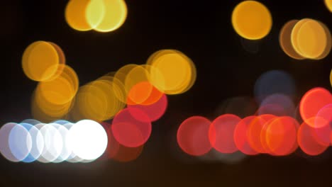 Semáforos-De-Coche-Bokeh-En-Movimiento-En-La-Ciudad-Durante-La-Noche