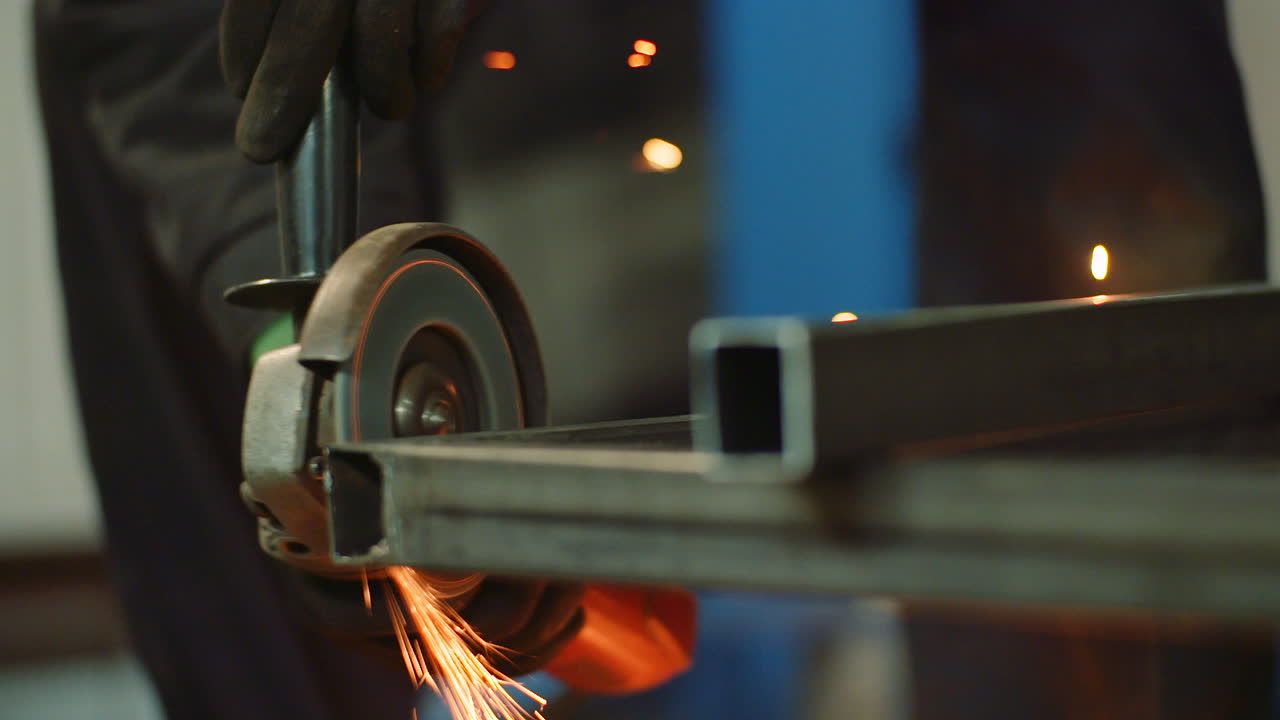 앵글 그라인더로 금속을 연마하는 산업 노동자 11