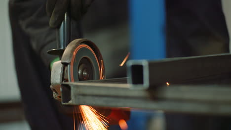 trabajador de la industria moliendo metal con amoladora angular 11