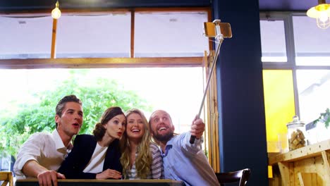 Freunde-Machen-Ein-Selfie-Im-Café