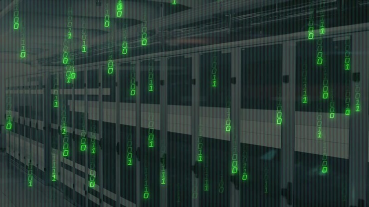 All'avvio, codice binario che scorre a cascata su rack di server, raggruppandosi e disperdendosi, visualizzando il flusso di dati.