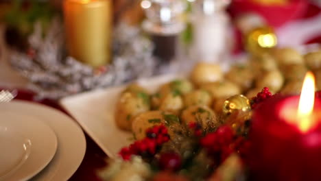 mesa de cena de navidad con comida