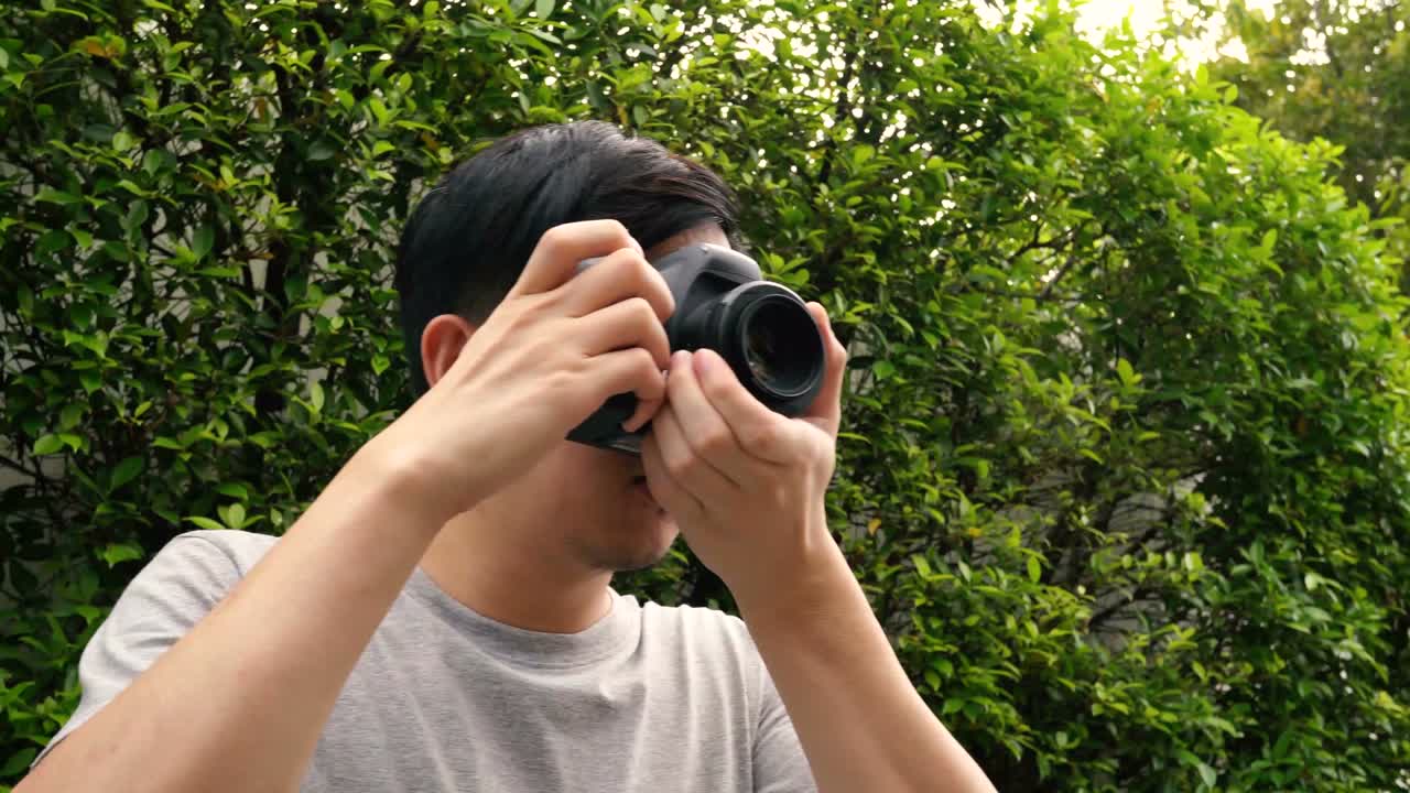 자연 풍경에서 사진을 찍는 젊은 남성 사진작가의 도 서클