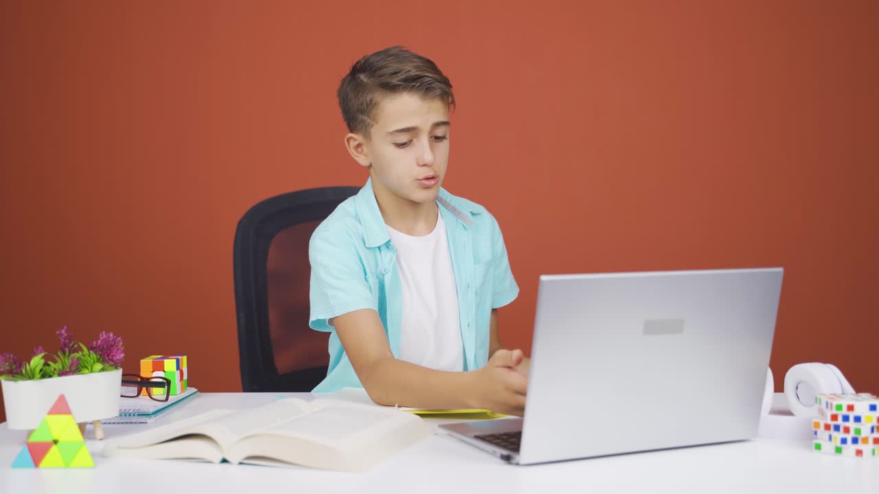 The boy who can't use the application on the laptop.