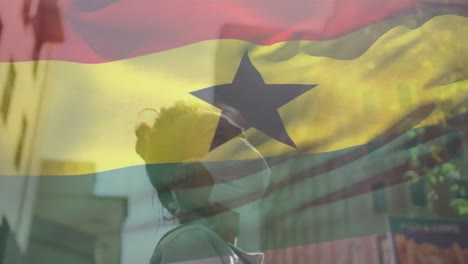 Animación-De-La-Bandera-De-Ghana-Ondeando-Sobre-Una-Mujer-Con-Mascarilla-Durante-La-Pandemia-De-Covid-19