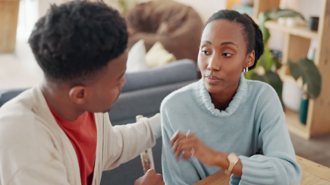 pareja negra, cuidado y apoyo para el pago del alquiler