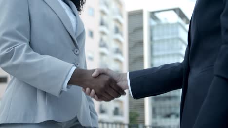 mujer afroamericana estrechando la mano con un colega