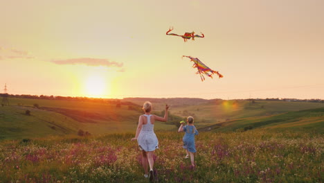 Mom-With-A-Little-Daughter-Rush-To-The-Sunset-With-Kites