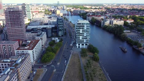 rascacielos lofts de lujo en el paseo marítimo maravillosa vista aérea vuelo inclinación hacia abajo imágenes de drones de la galería del lado este de berlín friedrichshain día soleado de verano de 2022