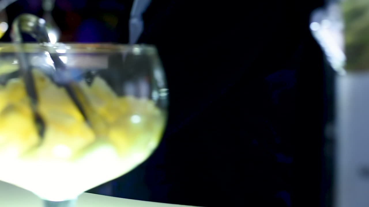 Preparazione di una bevanda alle fragole a una festa di matrimonio.