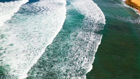 Foamy-Sea-Waves-Splashing-On-Beach-In-Oahu-Island,-Hawaii---Aerial-Shot