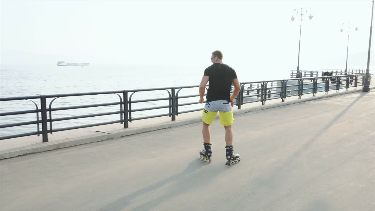 rollerblading en el paseo marítimo