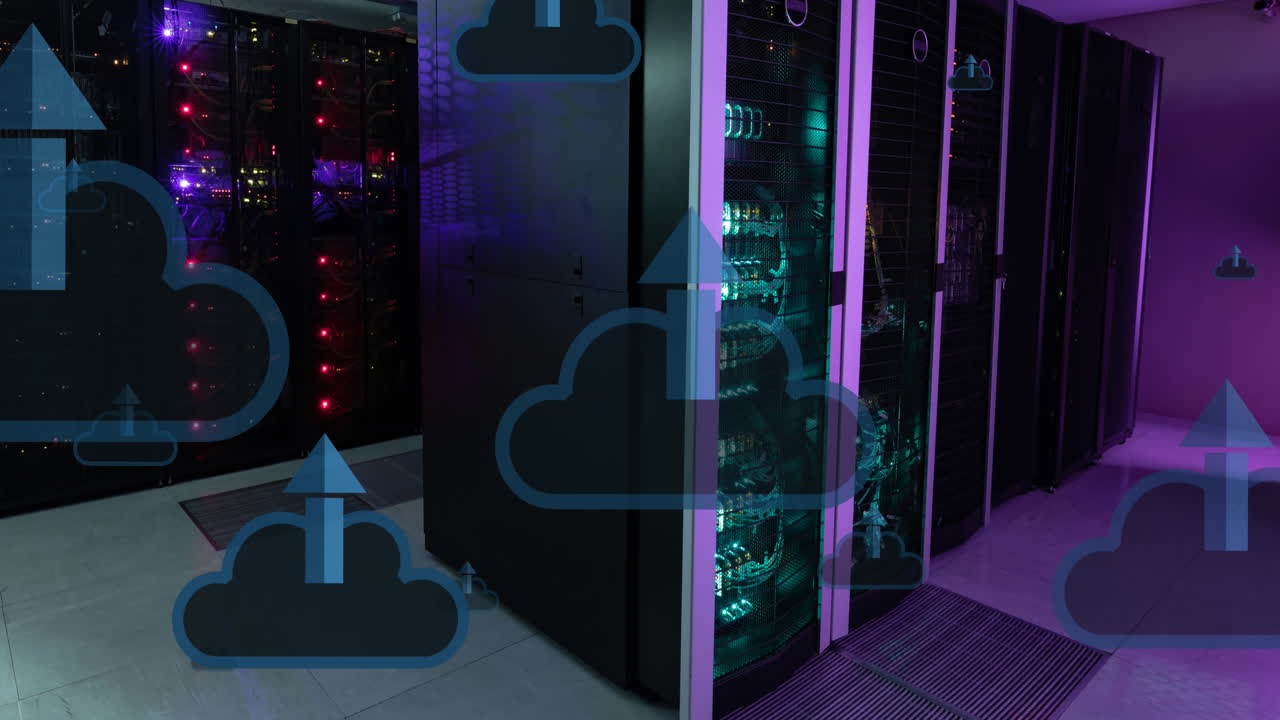 nubes de animación y flecha moviéndose hacia arriba sobre bastidores de servidores de datos